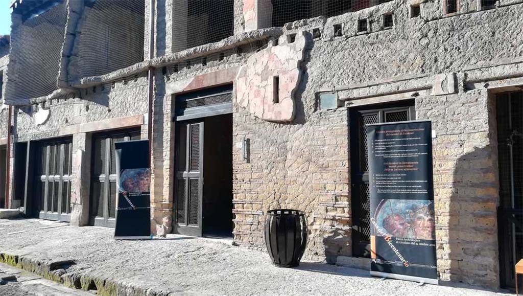 V.15 Herculaneum, October 2019. The tall doorway of V.15 is open. 
The house was reopened to the public on the 24th October 2019.
Photograph courtesy of MiBAC. Use subject to Creative Commons - Attribuzione - versione 3.0.